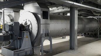 Dry cleaning drum RTT in an industrial hall for drying and cleaning glass | © Allgaier Process Technology 2022