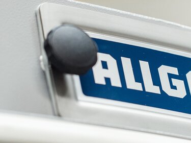Logotipo de Allgaier en una cribadora | © Allgaier Process Technology 2022